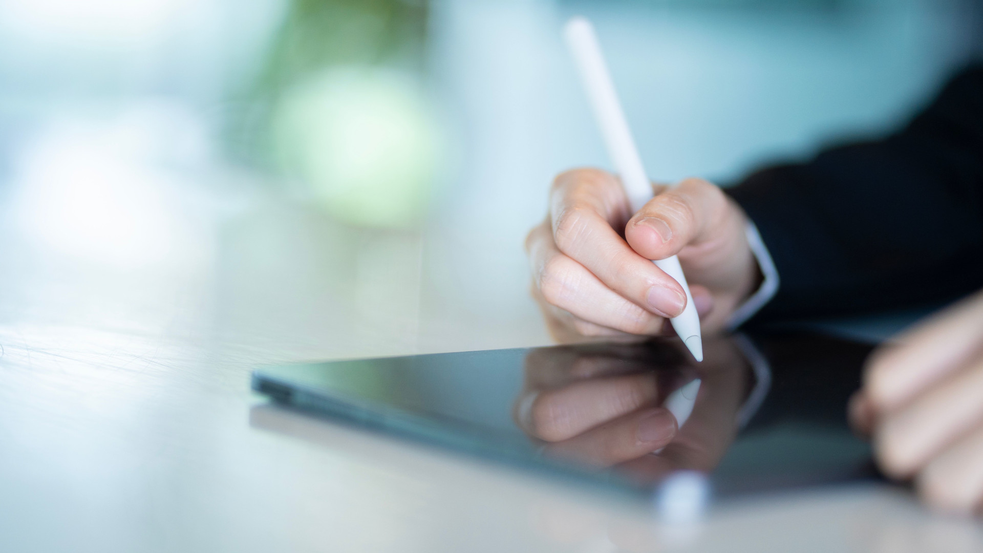 Personne signant un document PDF électroniquement sur ordinateur portable avec un stylet