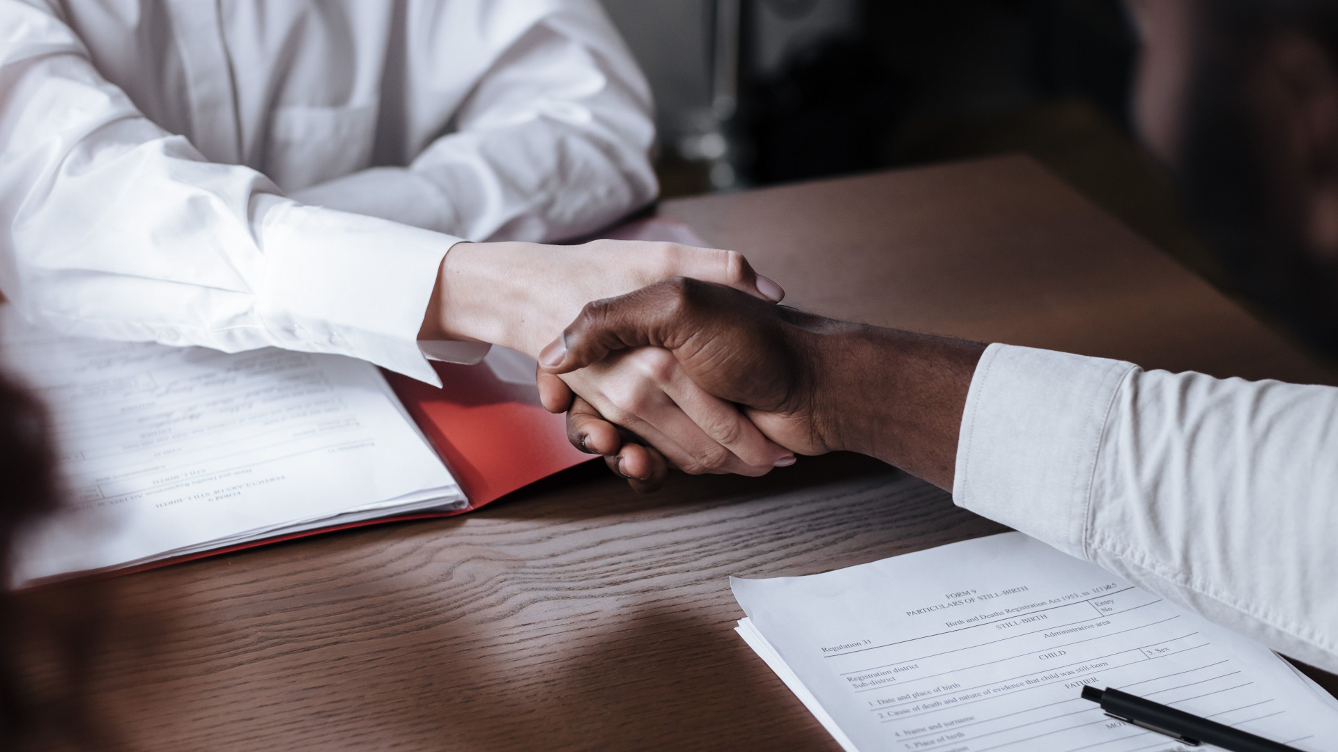 Responsable RH et candidat signant un contrat de travail sur ordinateur portable en entretien professionnel