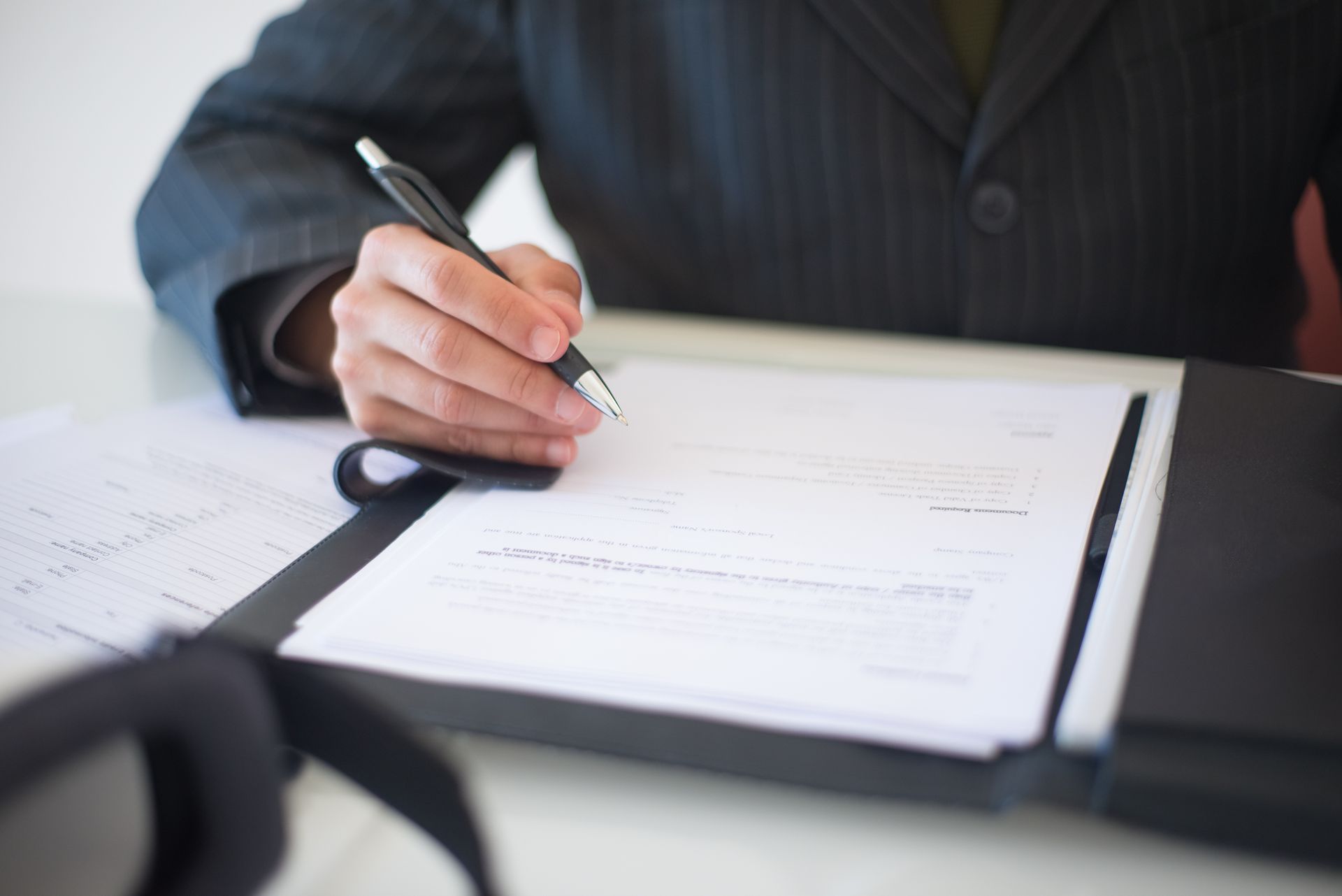Expert-comptable consultant des documents sur ordinateur dans un cabinet professionnel moderne