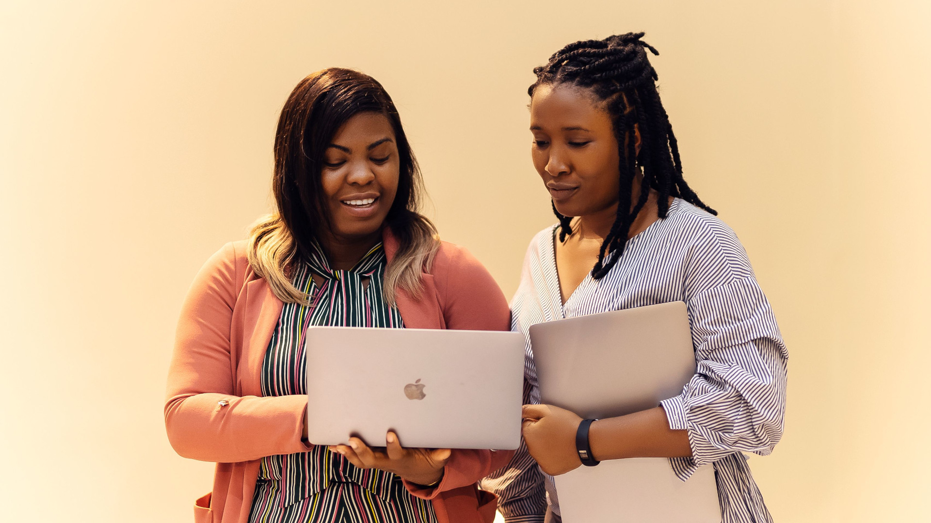 Entrepreneur TPE comparant des solutions logicielles sur ordinateur dans un bureau moderne